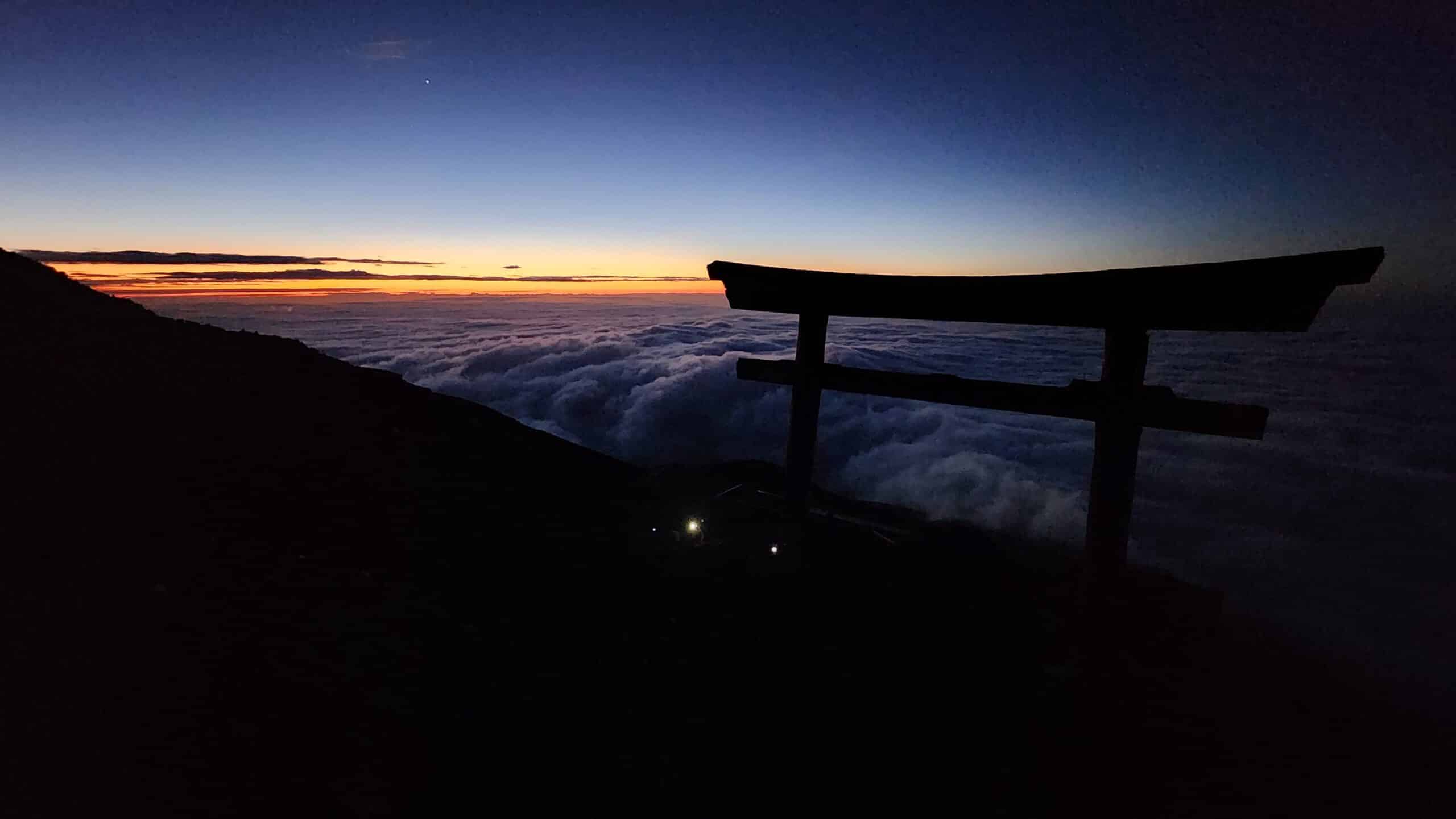 Guia Prático e Detalhado da Escalada ao Monte Fuji: Rotas, Logística, Altitude e Segurança para Viajantes