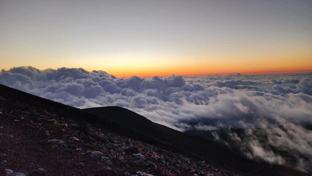 Guia Prático e Detalhado da Escalada ao Monte Fuji: Rotas, Logística, Altitude e Segurança para Viajantes
