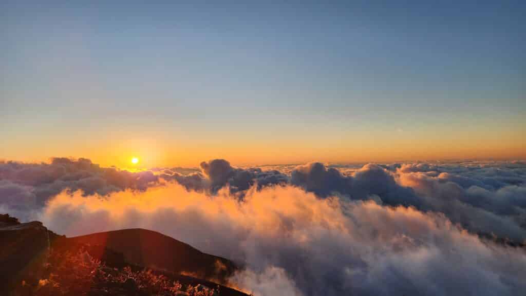 Guia Prático e Detalhado da Escalada ao Monte Fuji: Rotas, Logística, Altitude e Segurança para Viajantes