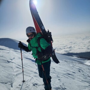 Um guia de montanhismo subindo a montanha coberta por neve no Japão Guia de montanhismo subindo montanha nevada no Japão, representando trekking de inverno guiado, escalada em neve e expedições de montanha no Japão.