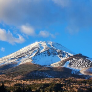 Imagem do Monte Fuji no Japão coberto por neve Monte Fuji coberto de neve no Japão. Paisagem para montanhismo, escalada, snowboarding, esqui e trilhas de aventura no Japão com guia especializado.