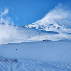Imagem do topo do Monte Fuji coberto de neve Escalada no Japão, com guia especializado para snowboarding, esqui e trilhas de aventura no inverno ou outras estações