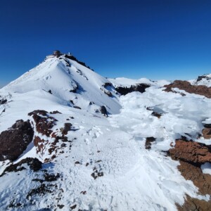 Imagem do topo de uma montanha no Japão coberta por neve Topo de montanha coberta de neve no Japão. Vista para montanhismo, esqui, snowboard e trilhas de aventura guiadas no inverno.