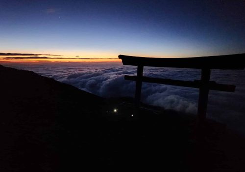 Guia Prático e Detalhado da Escalada ao Monte Fuji: Rotas, Logística, Altitude e Segurança para Viajantes